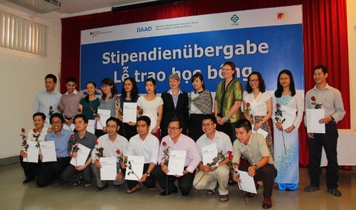 DAAD überreicht Stipendien an vietnamesische Studierende und Akademiker - ảnh 1